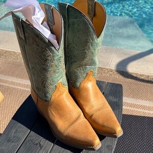 sterling River Green and buckskin Heeled Boots size9. Heavy duty boot.